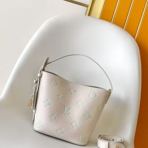 The p600 All In BB handbag brightens your look with its soft, elegant tones, infusing everyday outfits with fresh vitality.Crafted from Monogram Empreinte leather with lustrous metal accents, it features a signature plaque and padlock detail paying homage to the House's iconic luggage heritage. Versatile carrying options ensure your essentials travel in style. 18 x 12 x 16 cm (H x W x L) Q.900